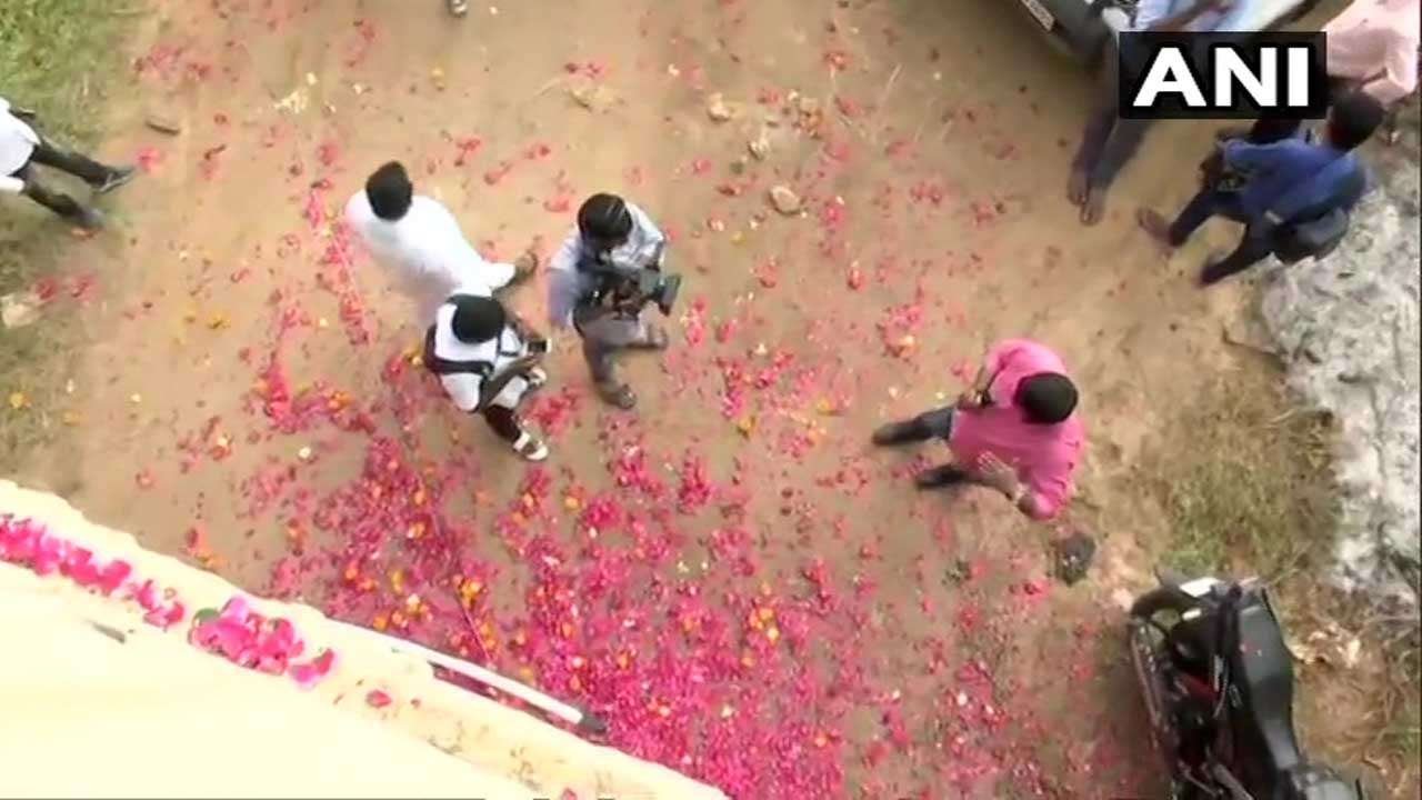 Hyderabad encounter: Locals shower rose petals on cops, distribute sweets, chant 'Police zindabad