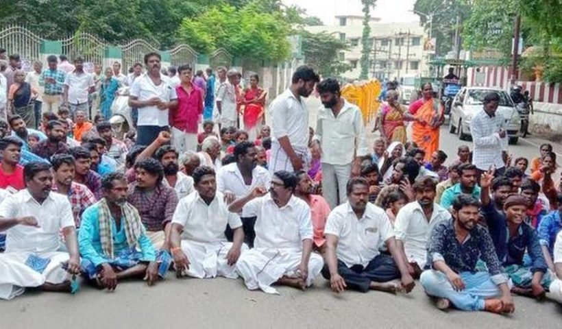 Relatives staging a demonstration in front of the government hospital at Kumbakonam on Monday.