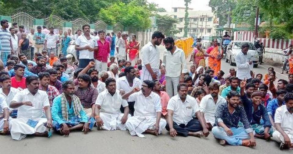 Relatives staging a demonstration in front of the government hospital at Kumbakonam on Monday.