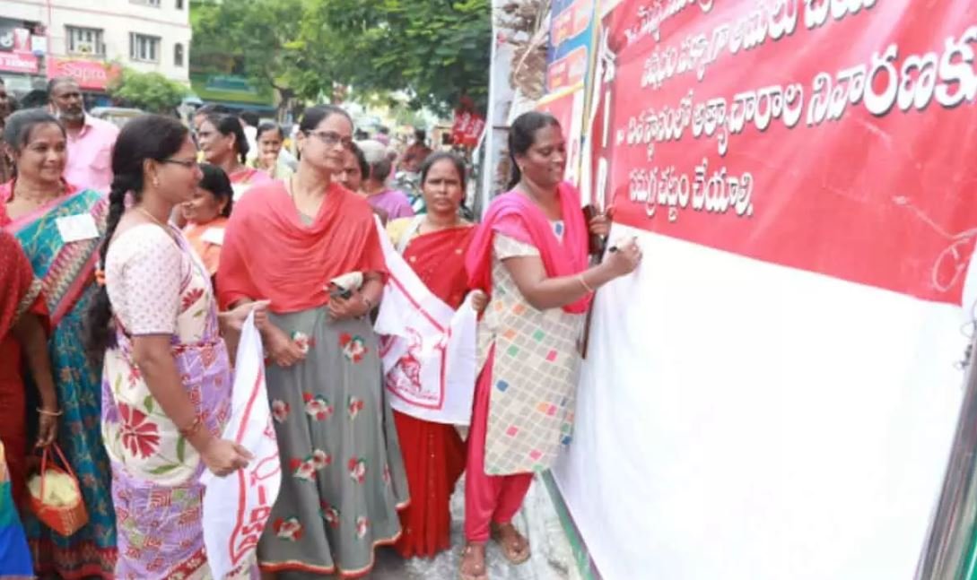 AIDWA district secretary P Sai Lakshmi inaugurating the signature campaign against the atrocities on women in Tirupati on Monday https://www.thehansindia.com/news/cities/tirupathi/tirupati-aidwa-tdp-deplore-sexual-harassment-on-women-743164?infinitescroll=1